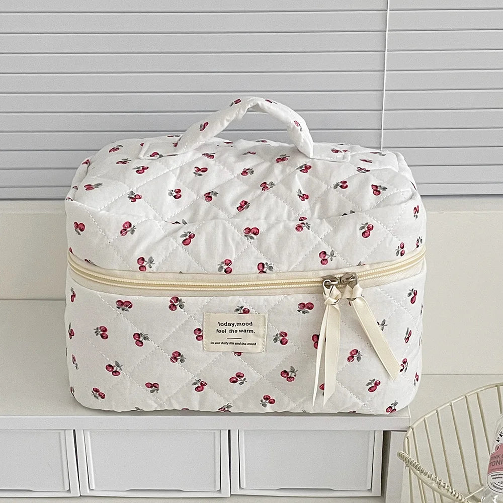 Atacado cereja tote feminino saco de maquiagem portátil bonito senhoras cosméticos bolsa de armazenamento de higiene pessoal bolsa de algodão acolchoado saco com zíper