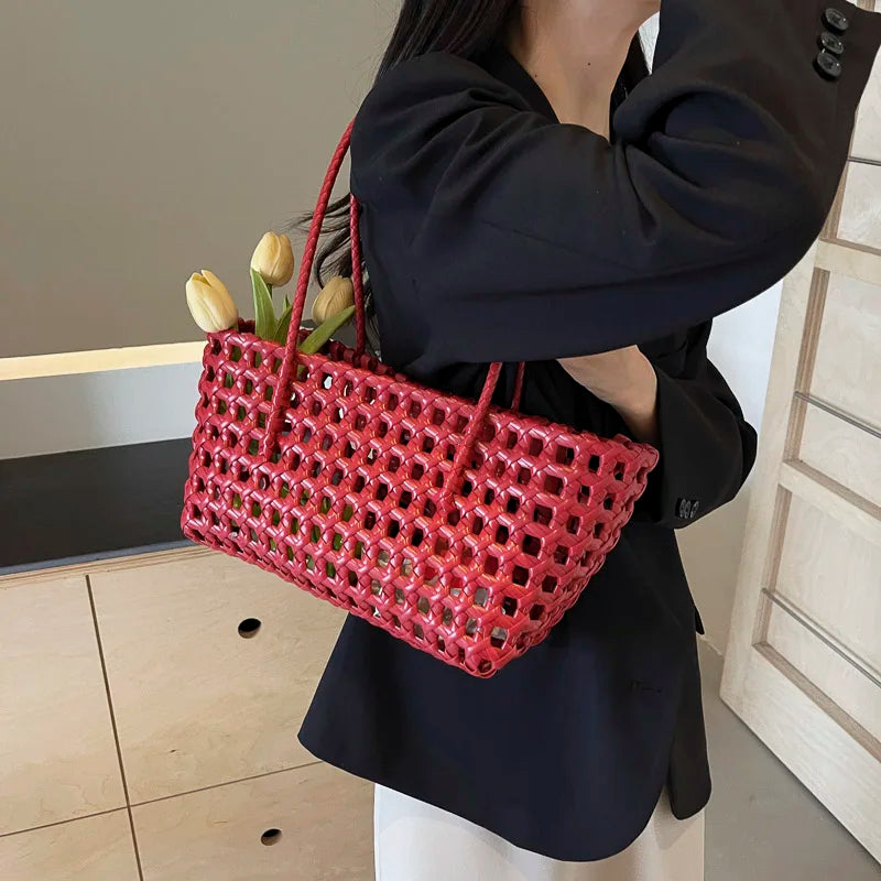 Leftside pequena cor sólida tecer sacolas para as mulheres 2025 moda verão sacos de ombro simples bolsas oco para fora saco de praia