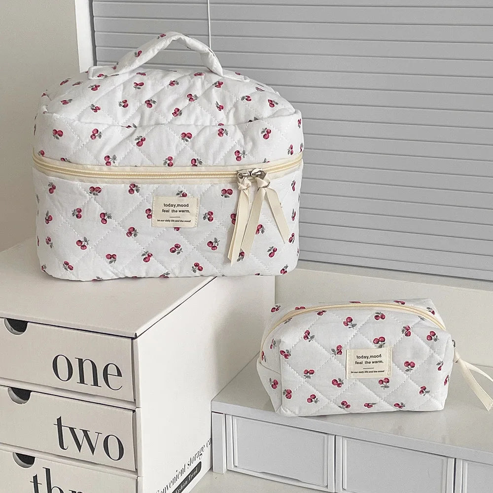 Atacado cereja tote feminino saco de maquiagem portátil bonito senhoras cosméticos bolsa de armazenamento de higiene pessoal bolsa de algodão acolchoado saco com zíper