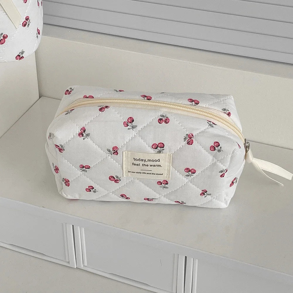 Atacado cereja tote feminino saco de maquiagem portátil bonito senhoras cosméticos bolsa de armazenamento de higiene pessoal bolsa de algodão acolchoado saco com zíper