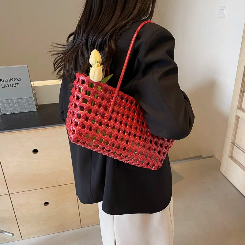 Leftside pequena cor sólida tecer sacolas para as mulheres 2025 moda verão sacos de ombro simples bolsas oco para fora saco de praia