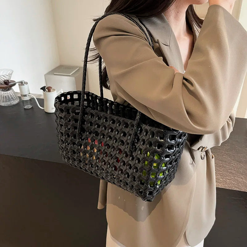 Leftside pequena cor sólida tecer sacolas para as mulheres 2025 moda verão sacos de ombro simples bolsas oco para fora saco de praia