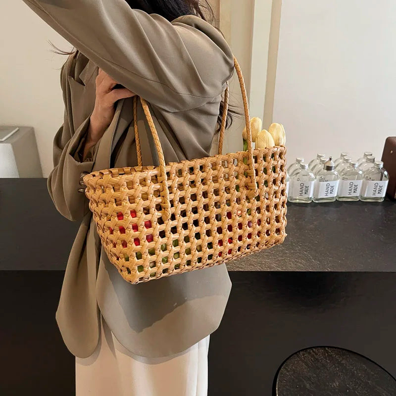 Leftside pequena cor sólida tecer sacolas para as mulheres 2025 moda verão sacos de ombro simples bolsas oco para fora saco de praia