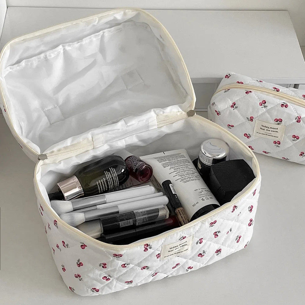Atacado cereja tote feminino saco de maquiagem portátil bonito senhoras cosméticos bolsa de armazenamento de higiene pessoal bolsa de algodão acolchoado saco com zíper