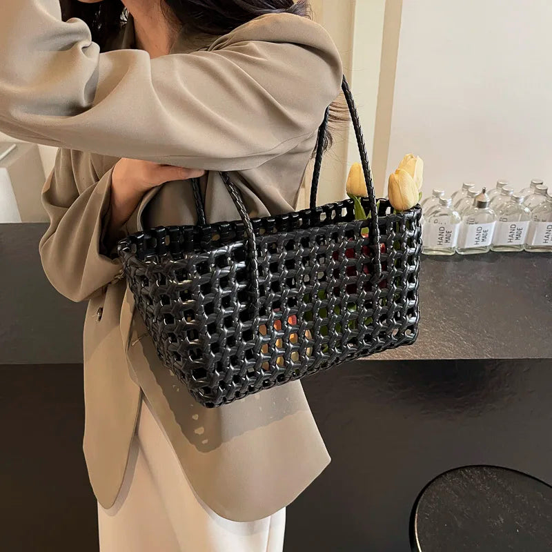 Leftside pequena cor sólida tecer sacolas para as mulheres 2025 moda verão sacos de ombro simples bolsas oco para fora saco de praia