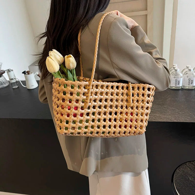 Leftside pequena cor sólida tecer sacolas para as mulheres 2025 moda verão sacos de ombro simples bolsas oco para fora saco de praia