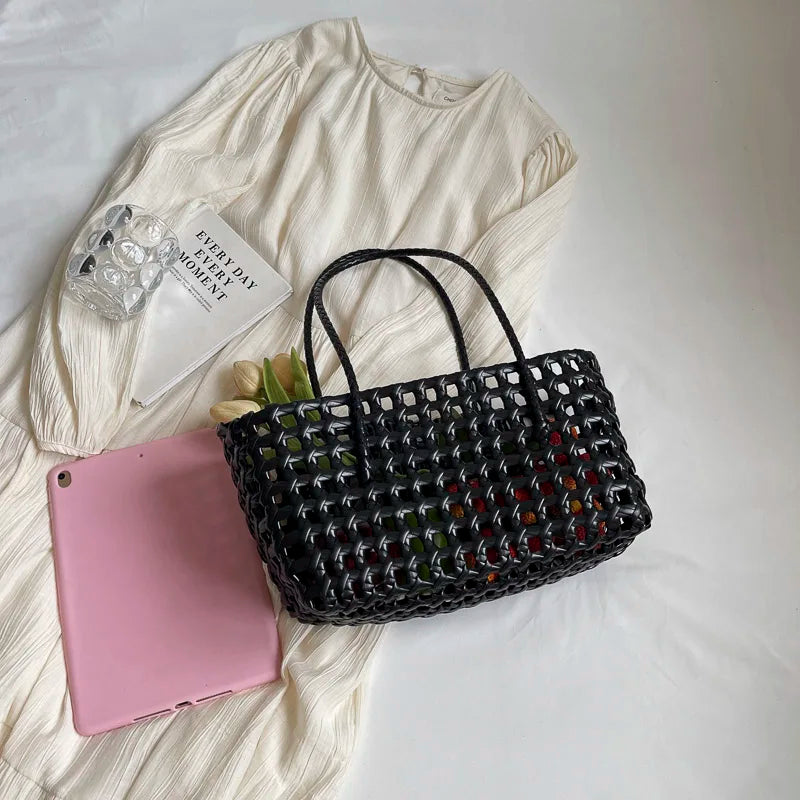 Leftside pequena cor sólida tecer sacolas para as mulheres 2025 moda verão sacos de ombro simples bolsas oco para fora saco de praia