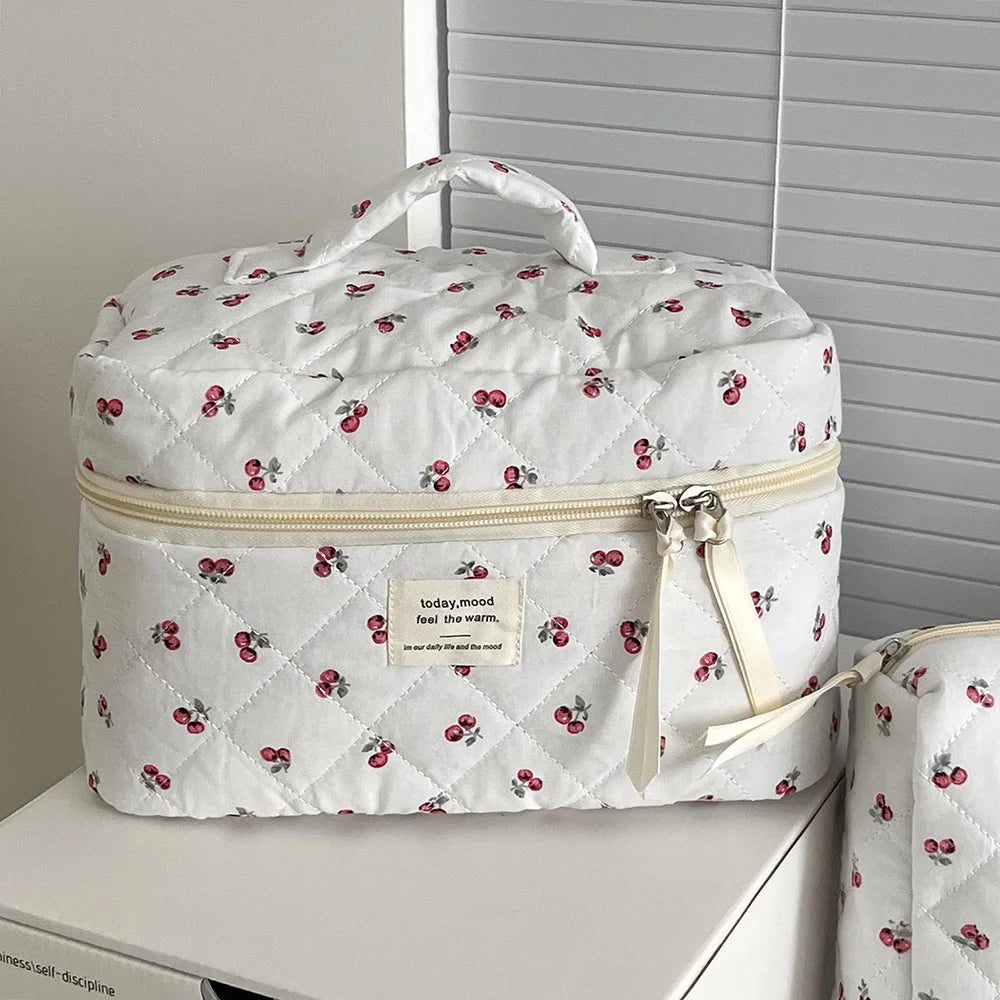 Atacado cereja tote feminino saco de maquiagem portátil bonito senhoras cosméticos bolsa de armazenamento de higiene pessoal bolsa de algodão acolchoado saco com zíper