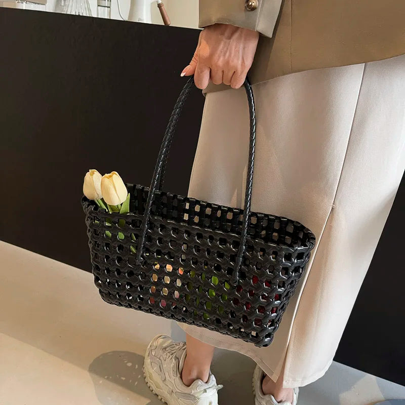 Leftside pequena cor sólida tecer sacolas para as mulheres 2025 moda verão sacos de ombro simples bolsas oco para fora saco de praia