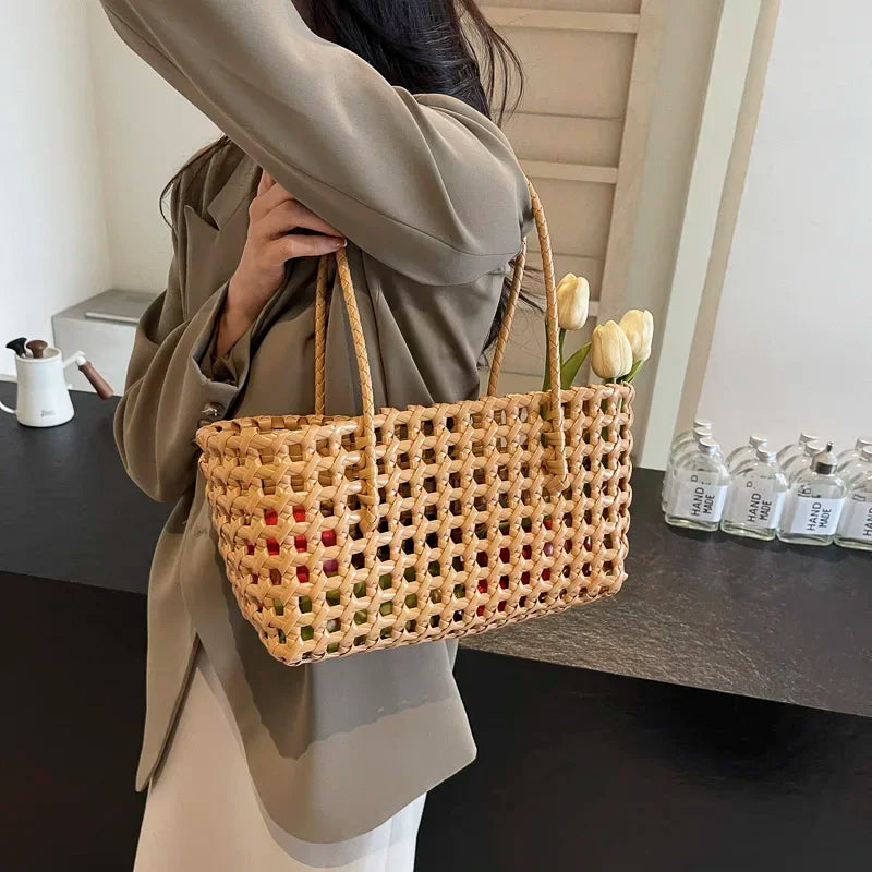 Leftside pequena cor sólida tecer sacolas para as mulheres 2025 moda verão sacos de ombro simples bolsas oco para fora saco de praia