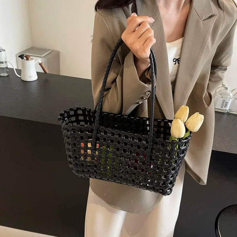 Leftside pequena cor sólida tecer sacolas para as mulheres 2025 moda verão sacos de ombro simples bolsas oco para fora saco de praia